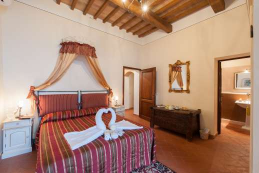 San Leolino - Ground floor double bedroom with en suite bathroom and access to the garden.