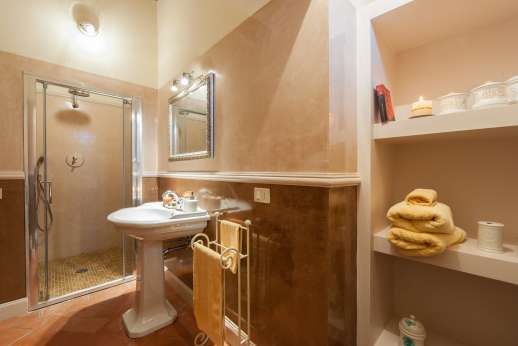 San Leolino - Ground floor double bedroom with en suite bathroom and access to the garden.