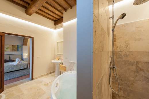 San Leolino - En-suite bathroom leading through to master bedroom
