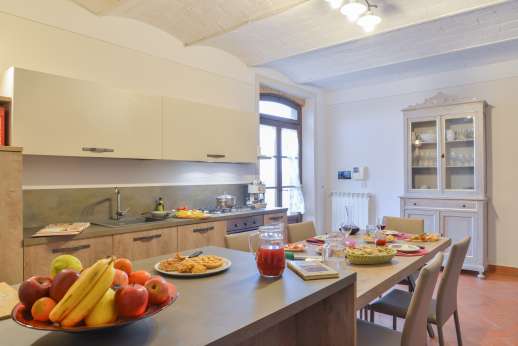 San Leolino - Large summer kitchen with a breakfast area leading out into the garden