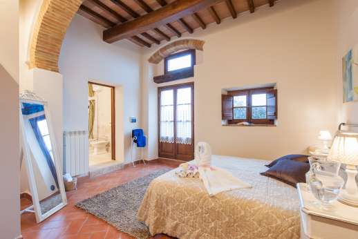 San Leolino - Ground floor master double bedroom with en suite bathroom with jacuzzi bath and walk-in shower