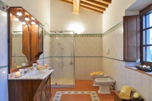 San Leolino (x 10 people) with Staff and Cook - En suite bathroom from first floor bathroom (also accessible from first floor landing with fireplace)
