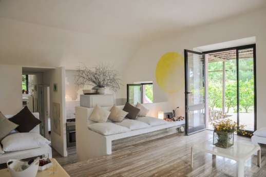 L'Agrumeto dell'Isola - Bright and area sitting room, dining area and kitchen leading out to the loggia.