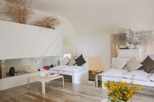 L'Agrumeto dell'Isola - Very large air conditioned sitting room on the ground floor, tastefully decorated with stylish and modern furniture.