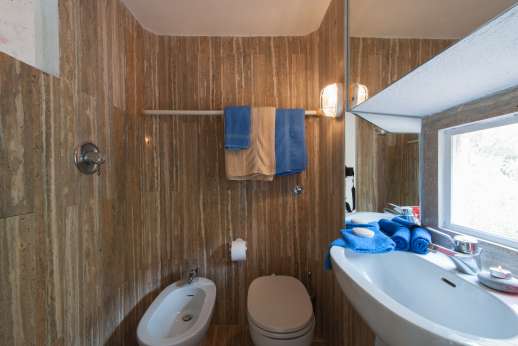 L'Agrumeto dell'Isola - The en suite bathroom with shower.