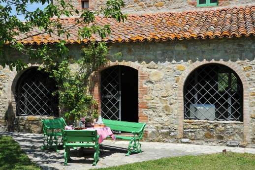 La Pergola di Montegiove - In the garden a shaded seating area leading into the sitting room.