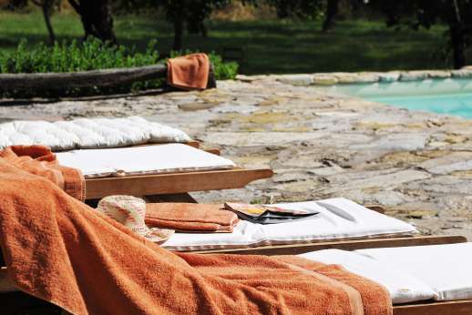 La Pergola di Montegiove - Pool terrace with ample sun loungers.