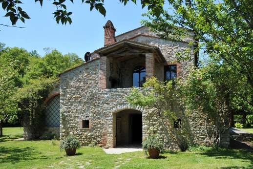 La Pergola di Montegiove - In the hills, on the border with Tuscany lies Pergoletto, a delightful 14th century farmhouse surrounded by its own orchards and woodlands.