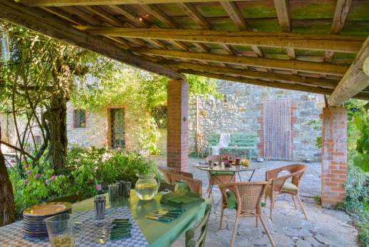 La Pergola di Montegiove Outside dining and seating area
