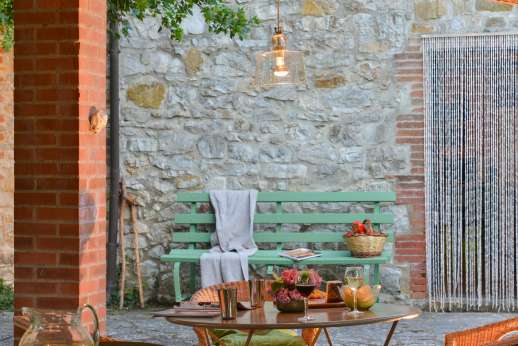 La Pergola di Montegiove - Quite bench by the loggia and access inside