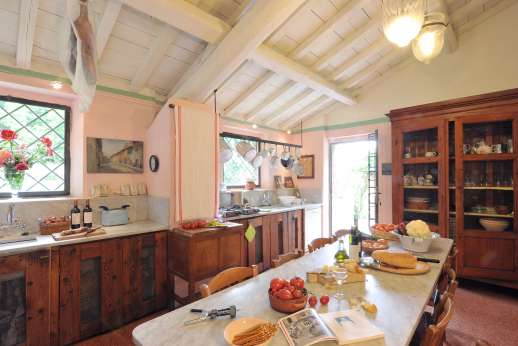 La Pergola di Montegiove - Large kitchen with a breakfast table leading out to a loggia.