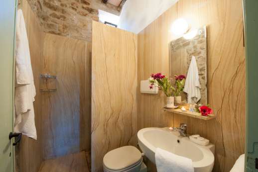 La Pergola di Montegiove - Bathroom with shower.