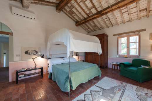 La Pergola di Montegiove - Another of the spacious bedrooms.