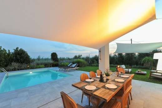 Villa Amerini - Shaded dining seating area