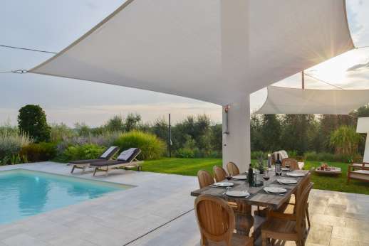 Villa Amerini - The furnishing is contemporary, and the north and south side of the house are in glass.