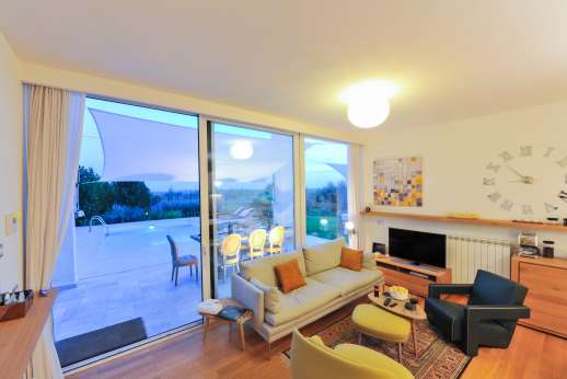 Villa Amerini - The ground floor hosts the living room, kitchen and a bedroom with a Carrara marble bathroom