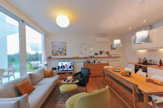 Villa Amerini -  The dining table accommodates up 8 guests