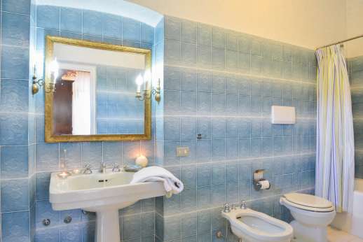 Villa Bracciano - A bathroom.