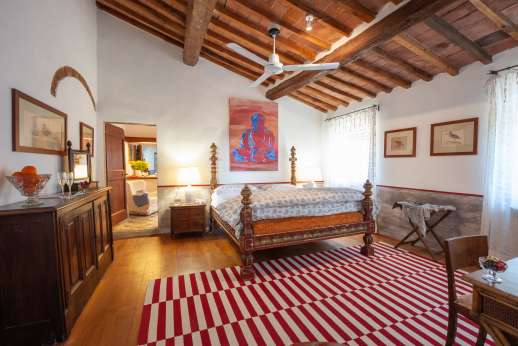 Tizzano - Large double bedroom in the first floor with en suite with jacuzzi bath