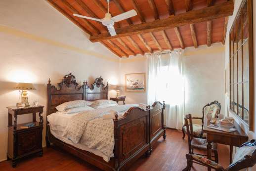 Tizzano - Elegant double bedroom in different colour theme.