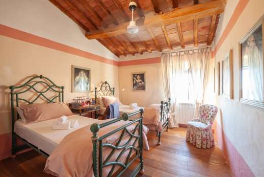 Tizzano - Beautiful wooden beams in this twin first floor bedroom.