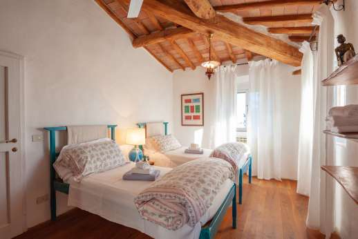 Tizzano - Twin bedroom on first floor with plenty of natural light.