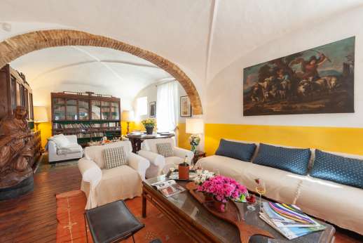 Tizzano - Sitting room with extensive library and Wireless Internet connection.