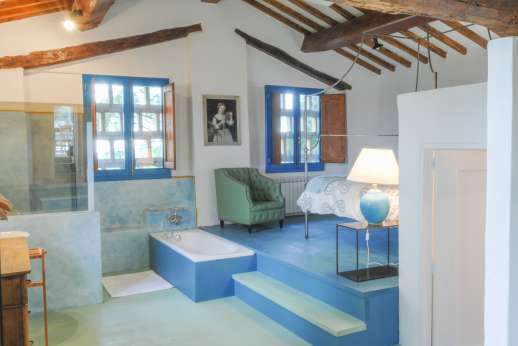 Tizzano - Open plan bedroom and bathroom in the Lemon house.