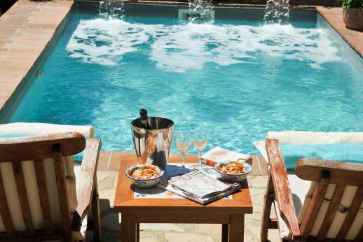 Casa del Poggio - The pool is equipped with hydro massage and fountain jets.