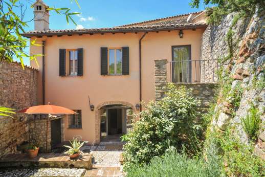 Casa del Poggio - Courtyard and entrance to the villa