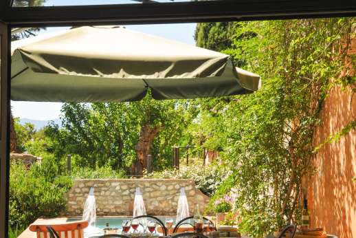Casa del Poggio - Kitchen leading out to the outside dining area