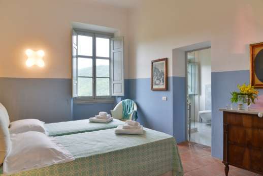 Villa Caprolo - Ground floor, twin bedroom with en suite bathroom, and geo thermal air conditioning.