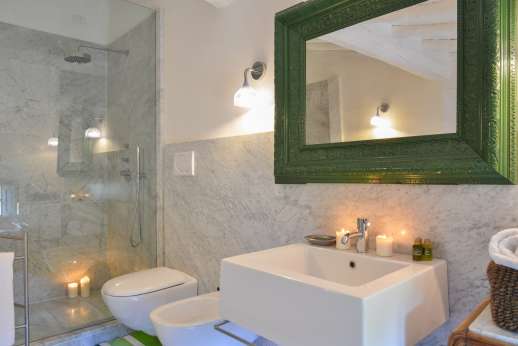 Villa Caprolo - Main house first floor twin bedroom bathroom