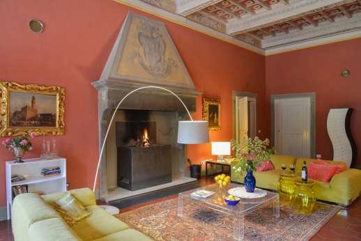 Villa Caprolo - The large living room with a fireplace.