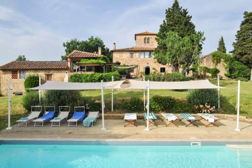 Tizzano - Part of an organic farm spanning 300 hectares, Tizzano is a splendid 16th-century stone farmhouse