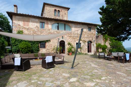 Tizzano - Shaded seating in the courtyard