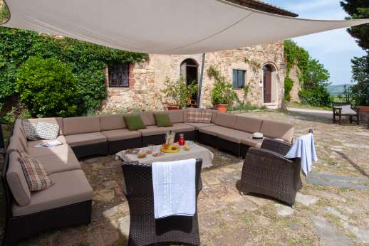 Tizzano - Plenty of shaded seating i the courtyard