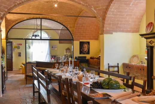 Ocrata Bianca - The kitchen with vaulted ceilings and at the end a sitting area