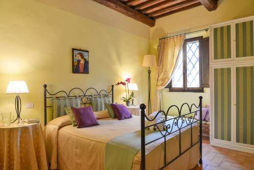 Ocrata Bianca - air-conditioned bedroom with beamed ceiling and king size bed