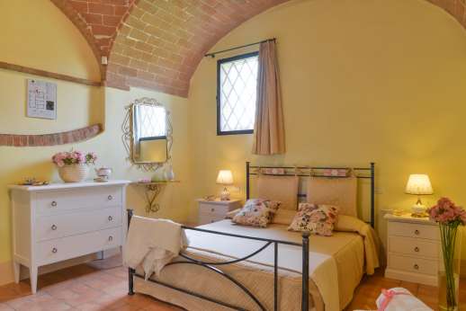 Ocrata Bianca - Ground floor air-conditioned double bedroom with vaulted ceiling