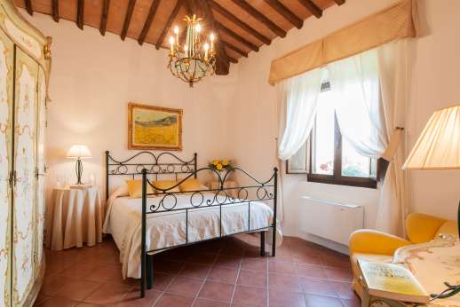 Ocrata Bianca -First floor air-conditioned double bedroom with kingsize bed