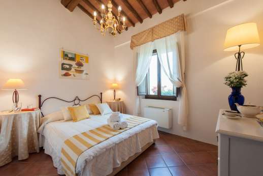 Ocrata Bianca - Large family suite composed by an air-conditioned double bedroom with kingsize bed and beamed