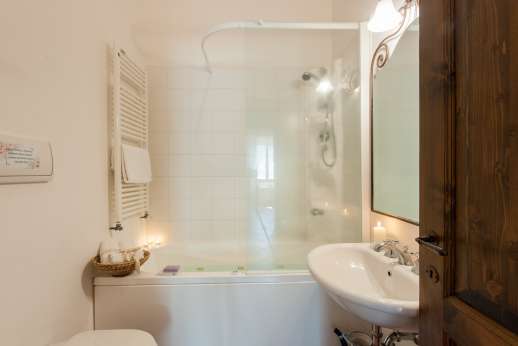 Ocrata Bianca - Ensuite bathroom with shower and whirlpool bathtub