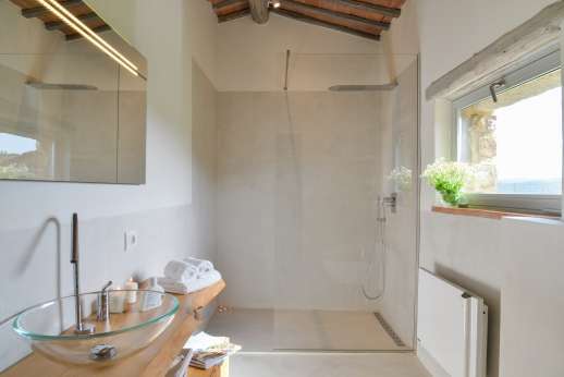Poggetto Rosato - First floor bathroom with walk in shower