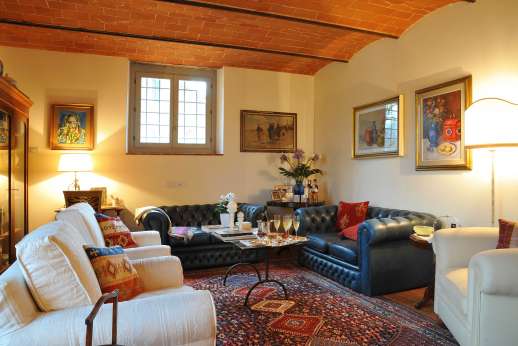 Podere Brogi - Large sitting room with vaulted ceilings.