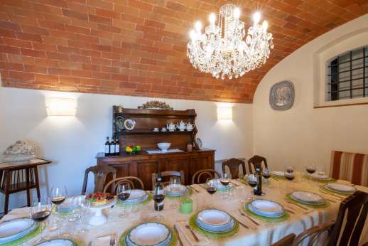 Podere Brogi - The dining room also with vaulted ceilings.