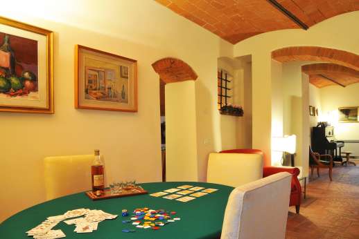 Podere Brogi - In the sitting room, cards table for those fun evenings with family and friends,