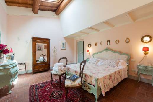 Podere Brogi - Air conditioned double bedroom with en suite bathroom.