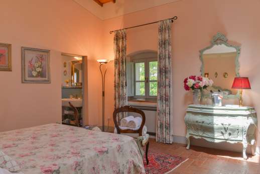 Podere Brogi - Air conditioned double bedroom with en suite bathroom.