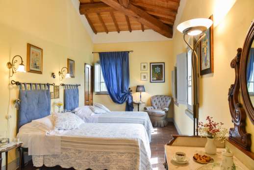 Podere Brogi - Air conditioned twin bedroom with en suite bathroom.